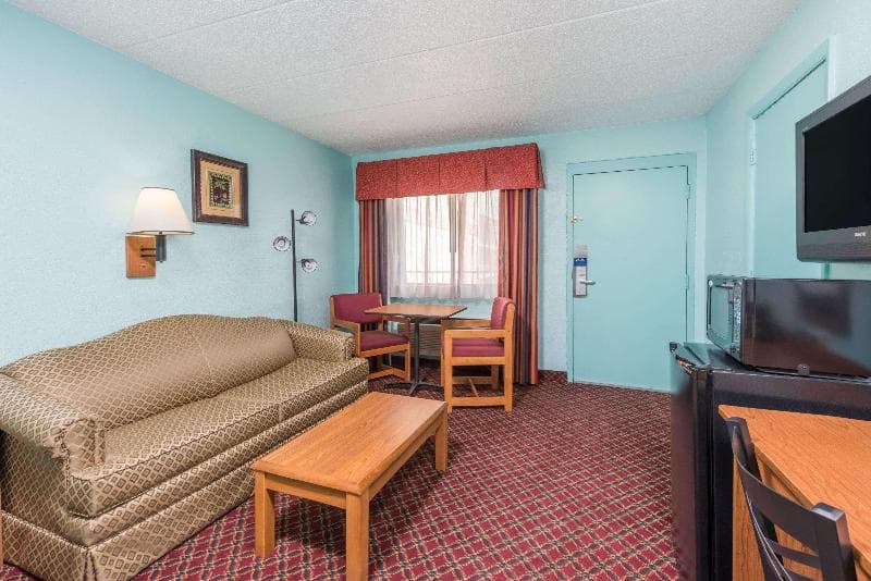 Days Inn & Suites By Wyndham Springfield On I-44 photo 1