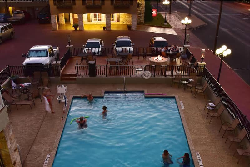 Sunday House Inn And Suites 1