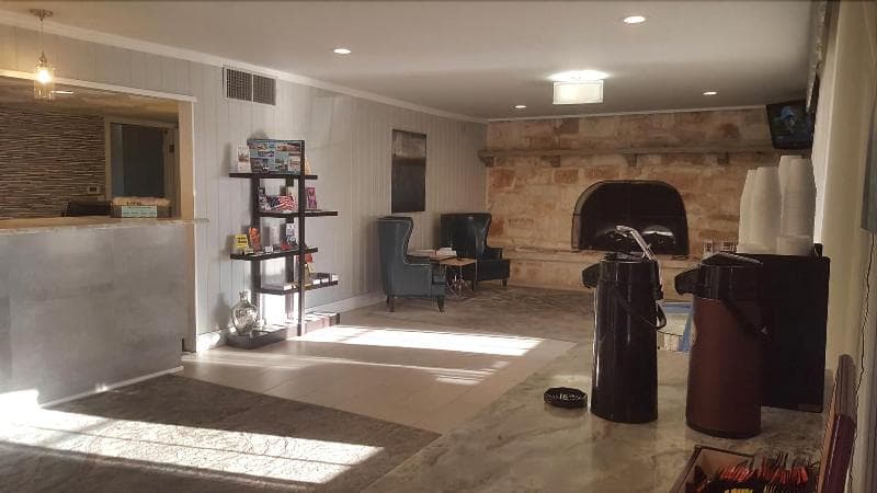 Sunday House Inn And Suites 4