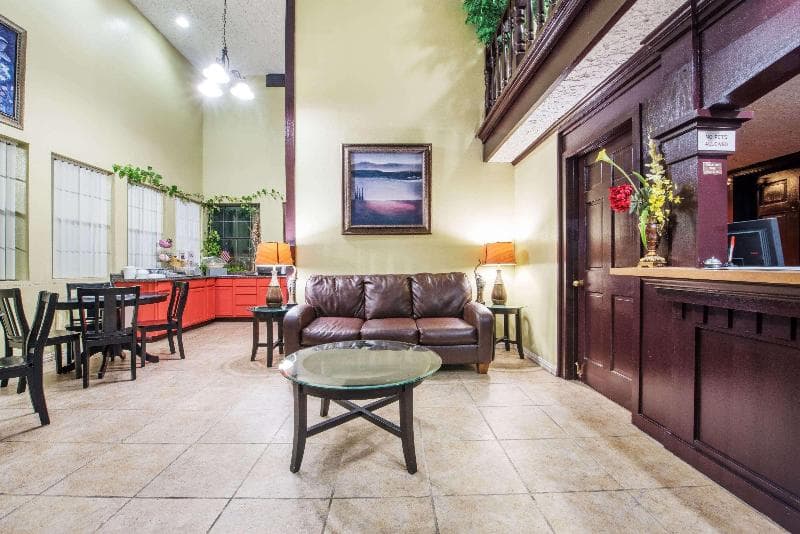Howard Johnson by Wyndham San Marcos 4