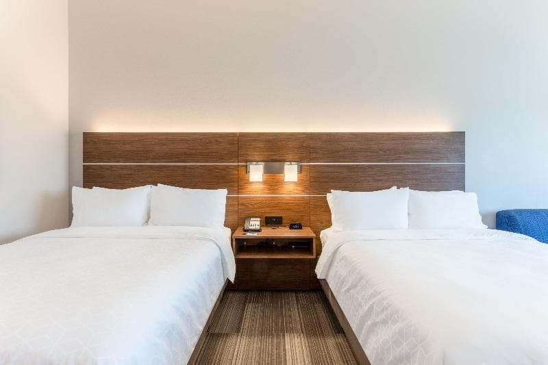 Holiday Inn Express & Suites Springfield North 3