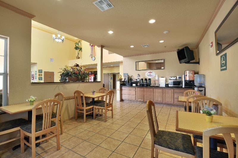 Super 8 by Wyndham San Antonio/Alamodome Area 2