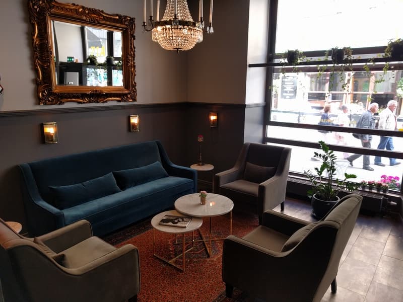 Queen's Hotel 2