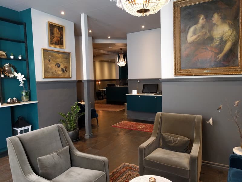 Queen's Hotel 4