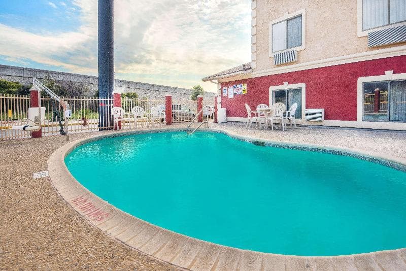Super 8 By Wyndham San Antonio/I-35 North 4