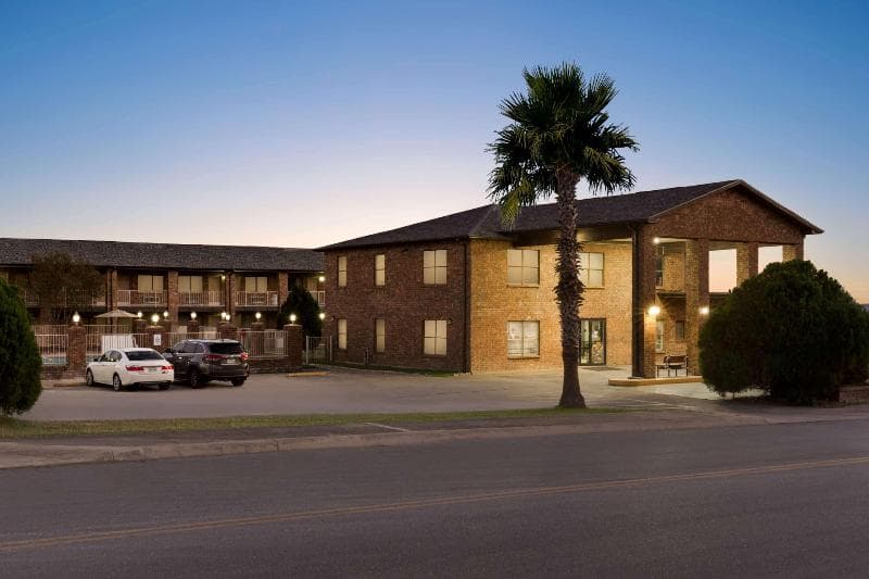 Super 8 By Wyndham Universal City 4