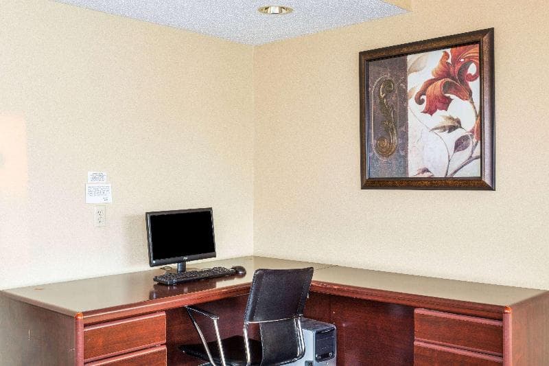 Super 8 By Wyndham Slidell photo 1