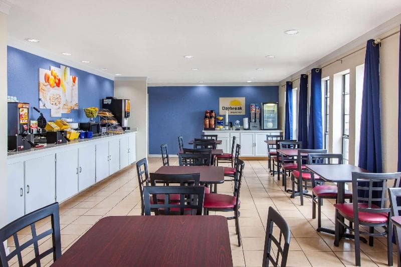 Days Inn & Suites By Wyndham Braunig Lake 4