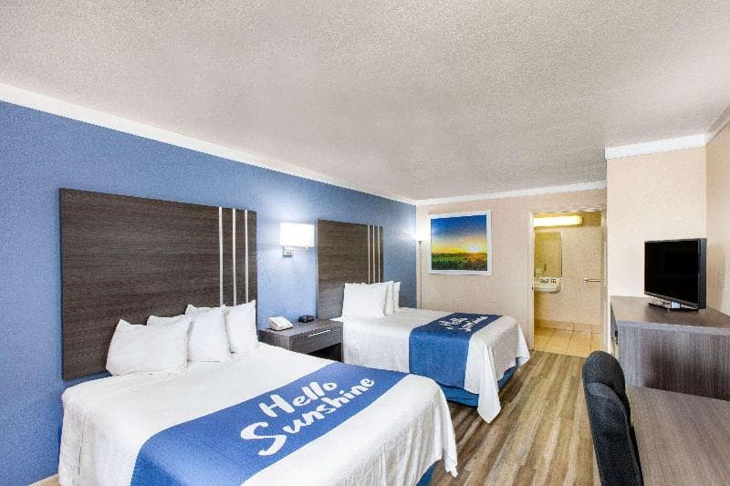 Days Inn & Suites By Wyndham Braunig Lake 3