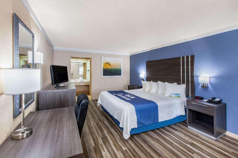 Days Inn & Suites By Wyndham Braunig Lake 5