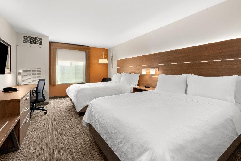 Holiday Inn Express Hotel & Suites Sumner 3
