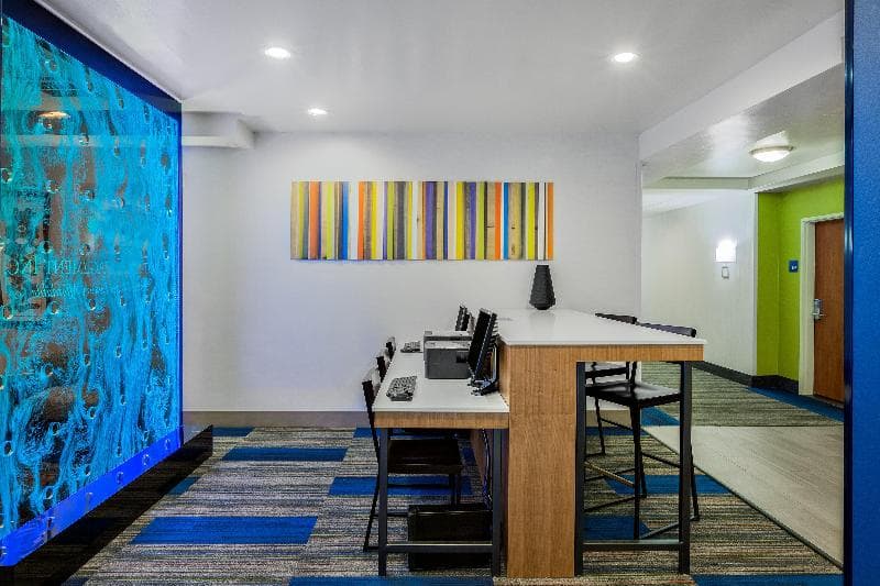 Holiday Inn Express & Suites Oroville Lake photo 1