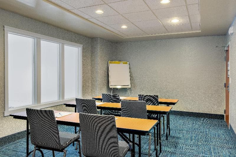Holiday Inn Express & Suites Oroville Lake 5