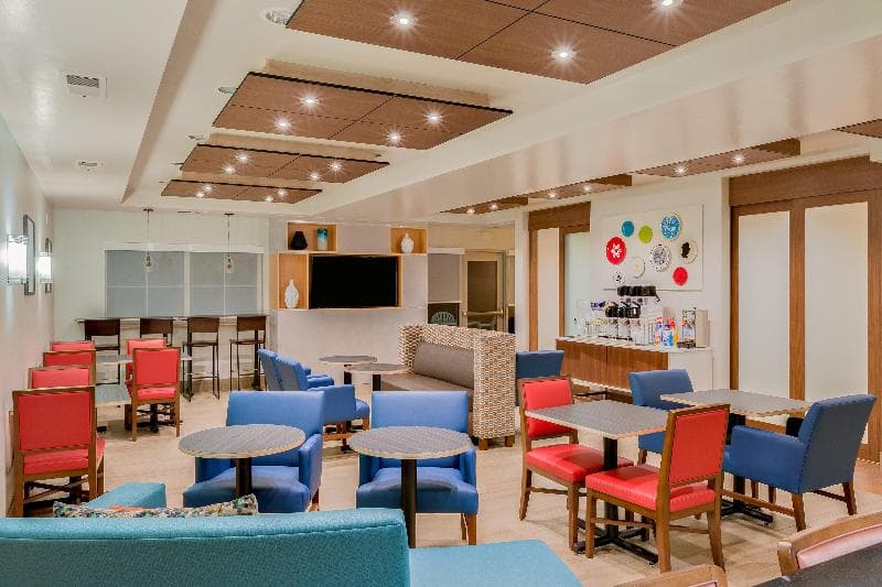 Holiday Inn Express & Suites Oroville Lake 2