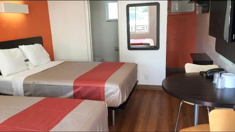 Travelodge By Wyndham Sacramento Convention Center photo 1