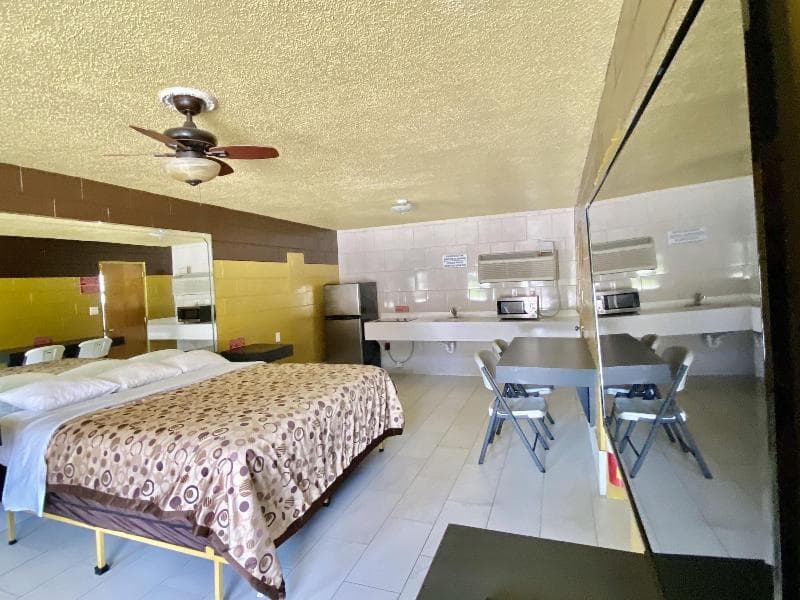 Savannah Inn And Suites photo 1