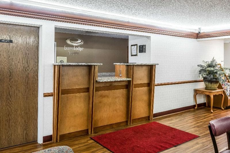 Econo Lodge Westside 5