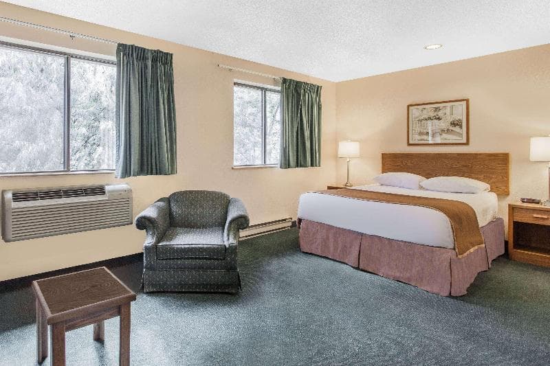 Super 8 by Wyndham Kamloops On The Hill 4