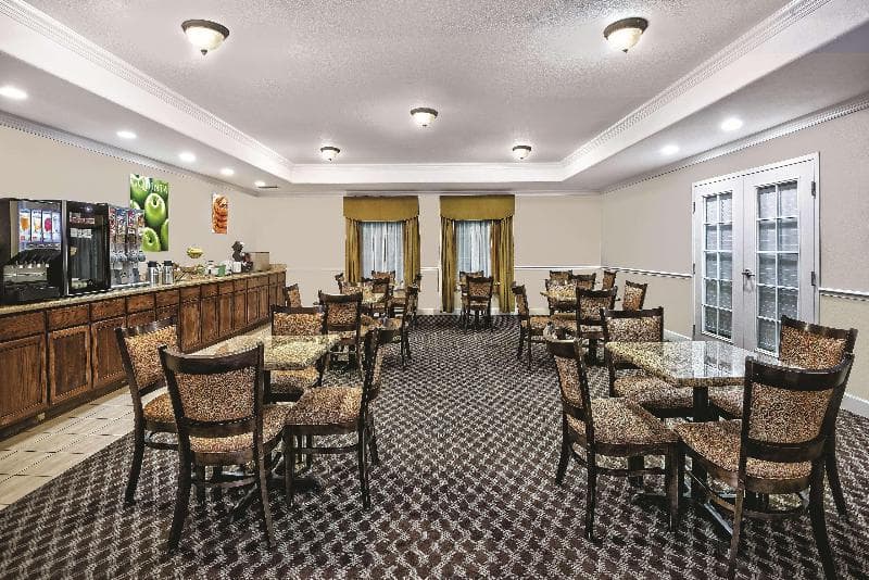La Quinta Inn & Suites by Wyndham Stephenville 3