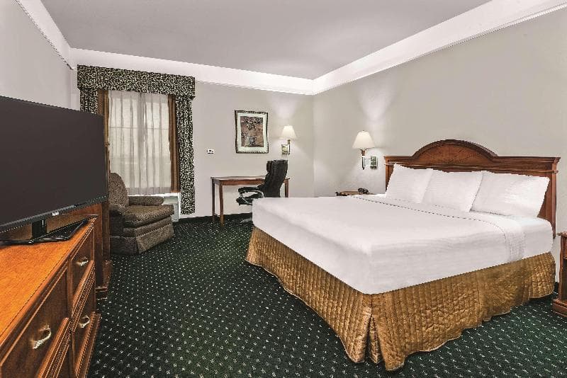 La Quinta Inn & Suites by Wyndham Stephenville 5