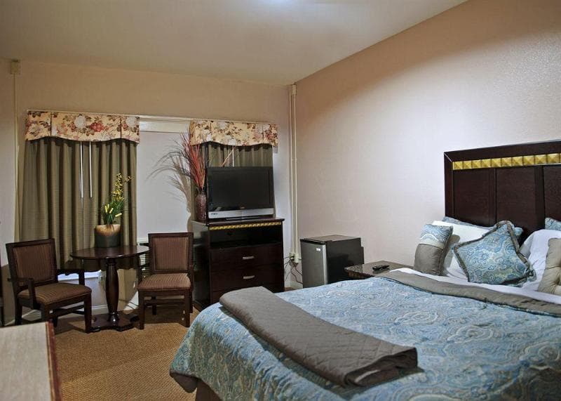 Harborview Inn & Suites 4