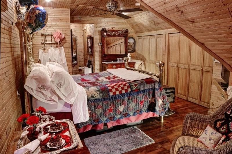 The Queen, A Victorian Bed & Breakfast photo 1