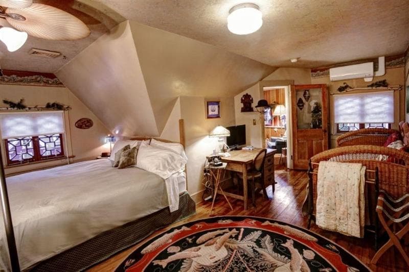 The Queen, A Victorian Bed & Breakfast 4