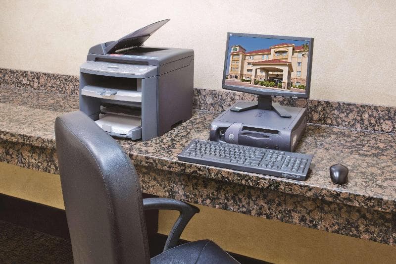 La Quinta Inn & Suites by Wyndham Schertz 2