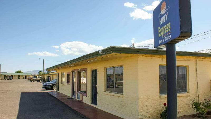 Hwy. Express Inn & Suites 5