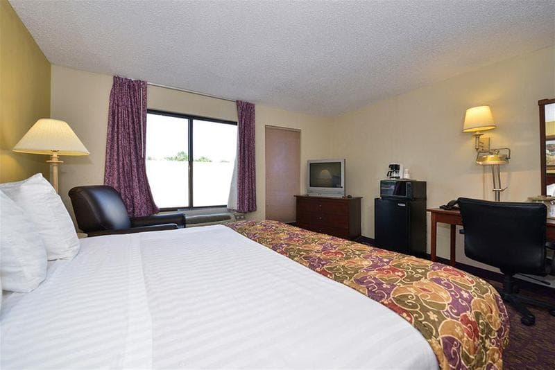 Lamplighter Inn & Suites South 4