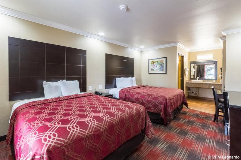 Econo Lodge Inn & Suites Escondido Downtown 4