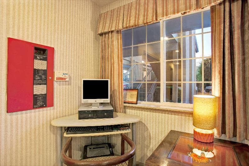 Days Inn By Wyndham Federal Way photo 1