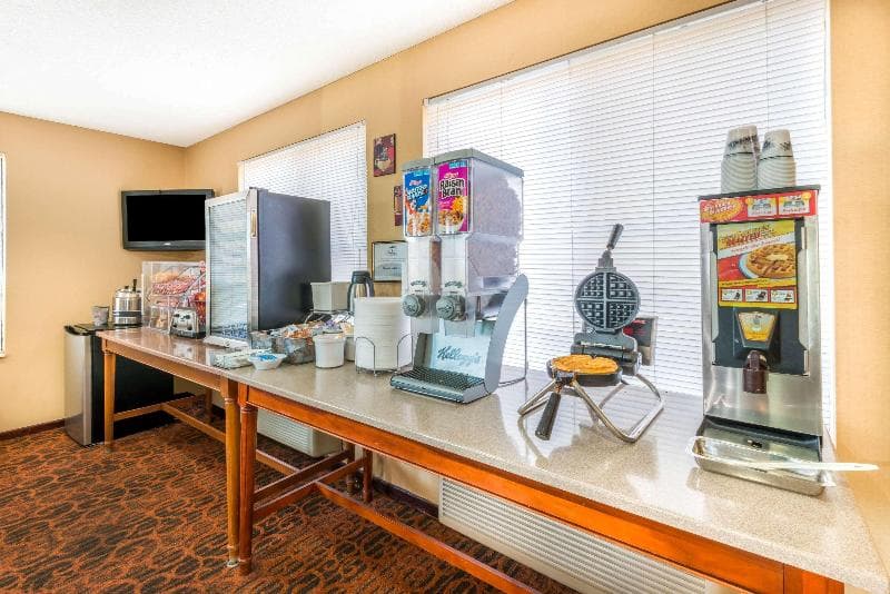 Super 8 By Wyndham Salina I-70 4