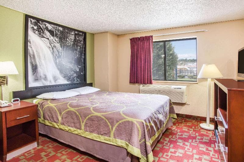 Super 8 by Wyndham Harrisonburg 5