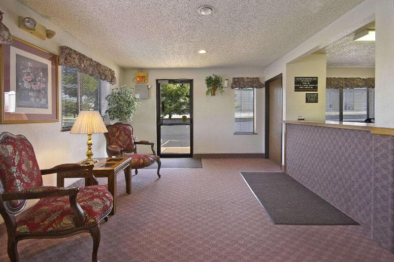 Super 8 by Wyndham Springfield North I-44 4