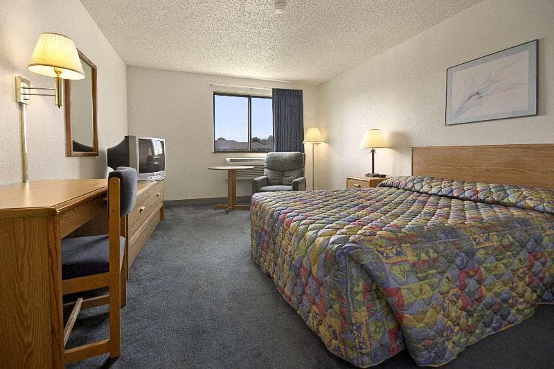 Super 8 by Wyndham Springfield North I-44 3