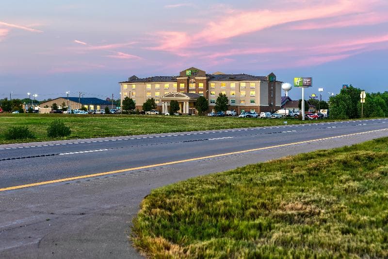 Holiday Inn Express & Suites Salina photo 1