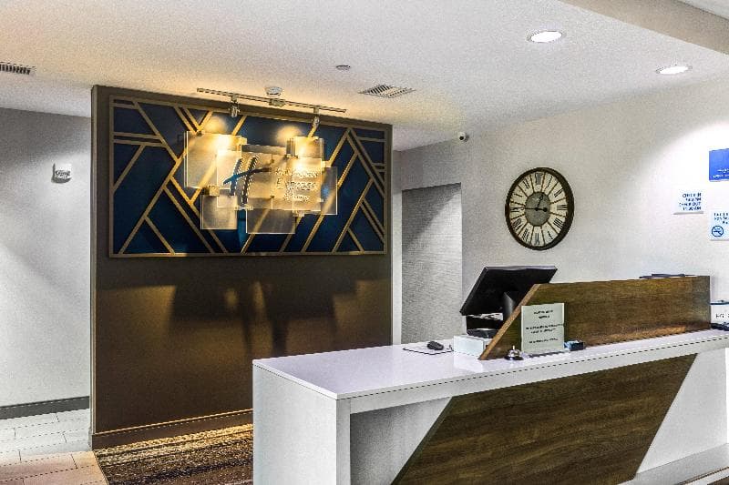 Holiday Inn Express & Suites Salina 4