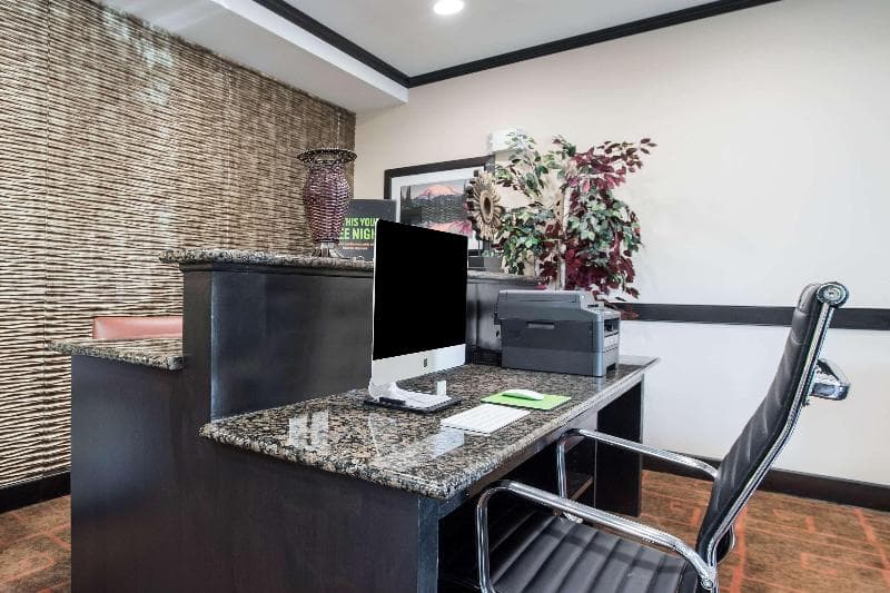 La Quinta Inn & Suites by Wyndham Auburn photo 1