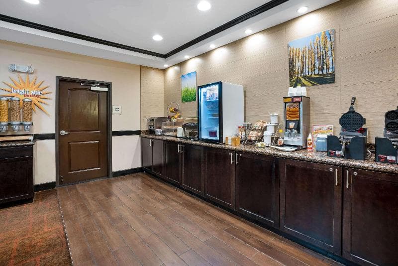La Quinta Inn & Suites by Wyndham Auburn 3