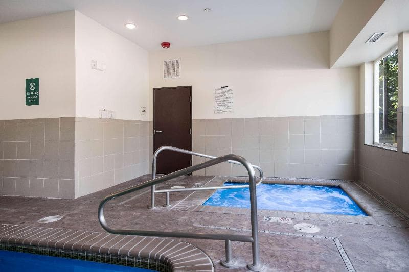 La Quinta Inn & Suites by Wyndham Auburn 4