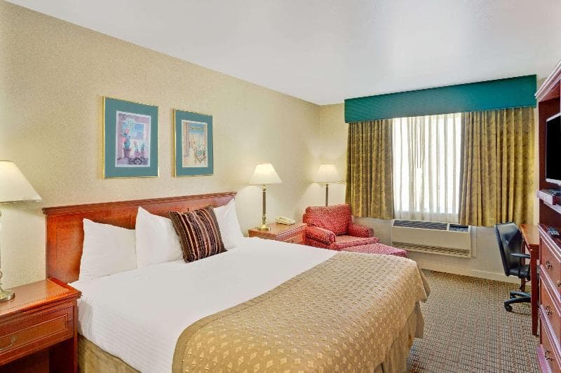 Ramada by Wyndham Draper 5