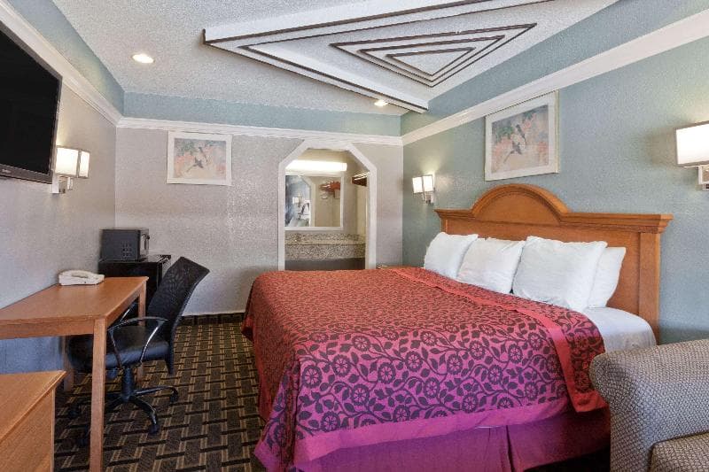 Days Inn by Wyndham Kenedy 4