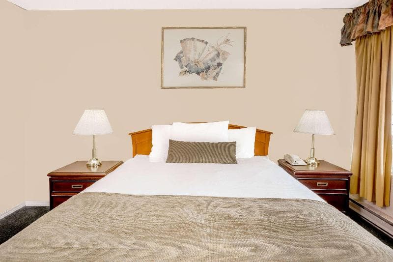 Howard Johnson By Wyndham Downtown Kamloops 2