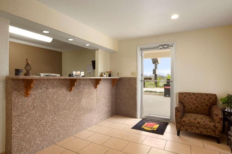 Super 8 By Wyndham Pleasanton 3