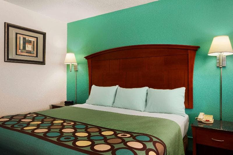 Super 8 By Wyndham Pleasanton photo 1