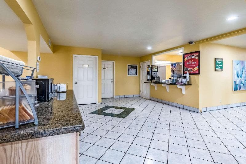 Econo Lodge Near Seaworld 5