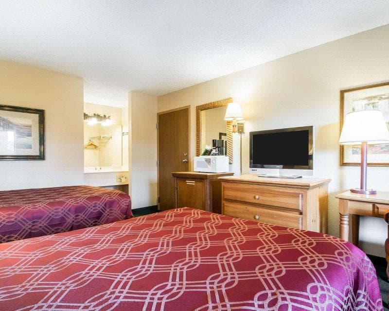 Econo Lodge I-44 - Exit 80 4