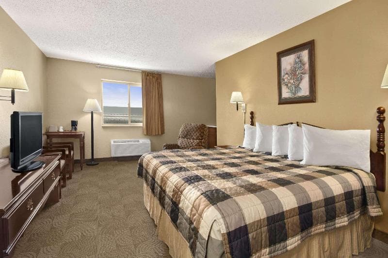 Days Inn by Wyndham Sheridan 3