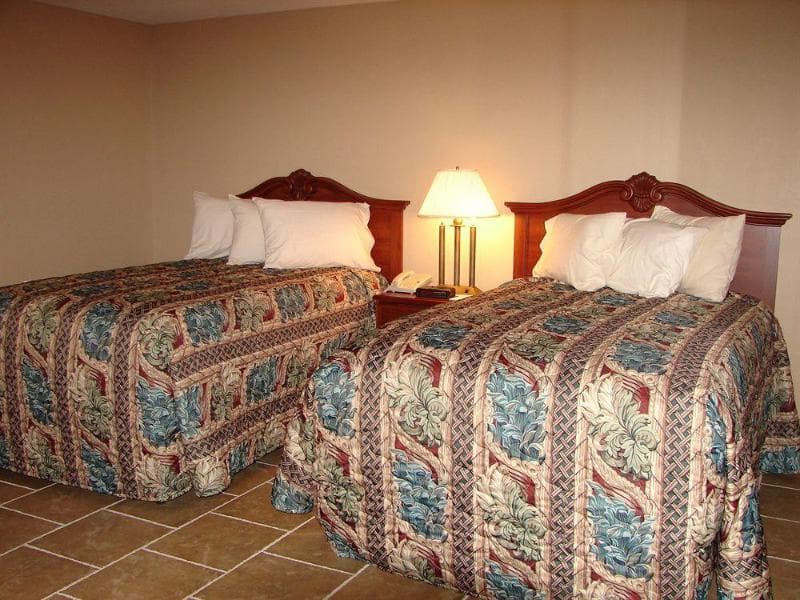 Lake Grassy Inn & Suites 3